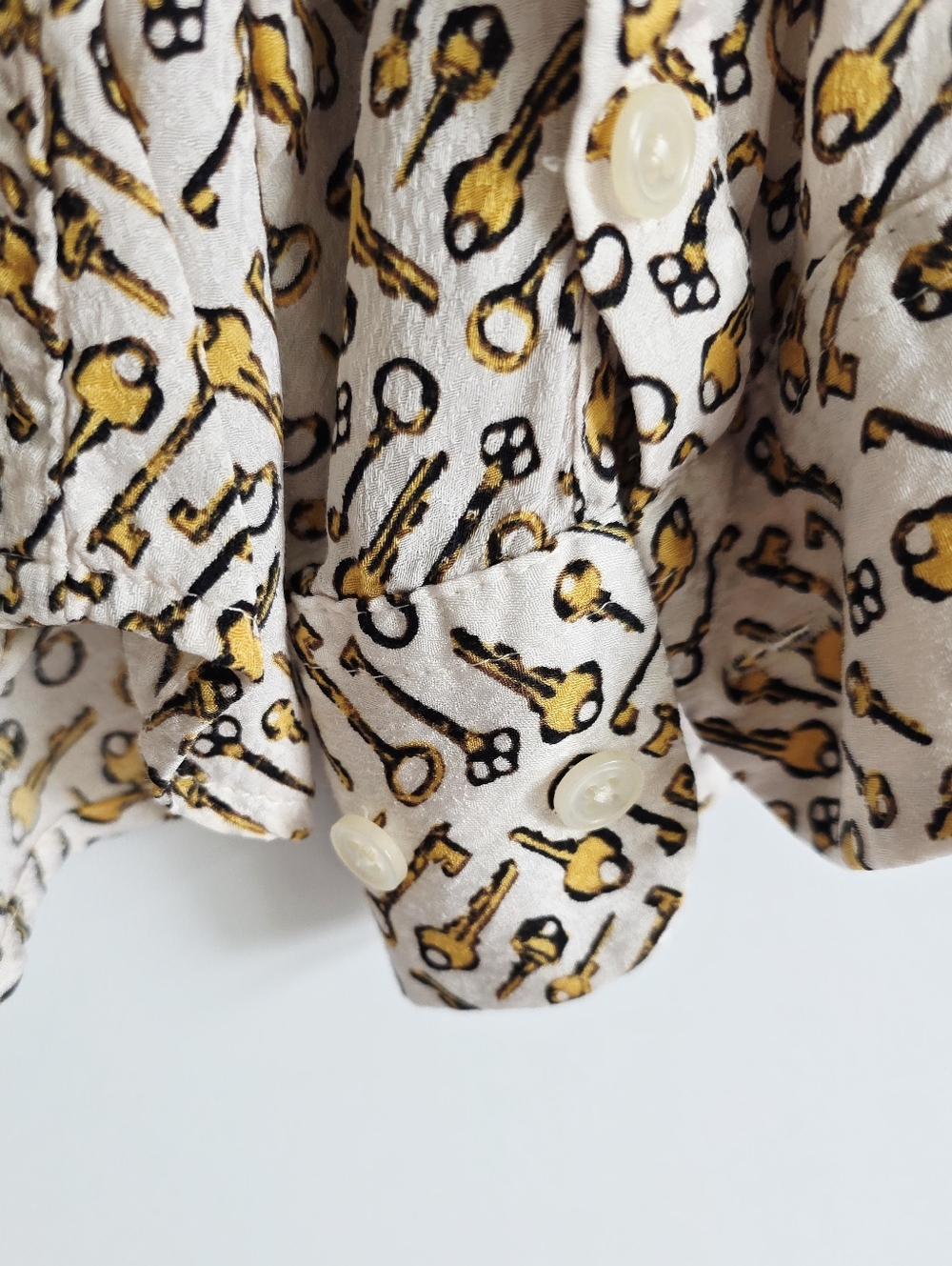 Chico's Cream Button-Down Long Sleeves Shirt Key Novelty Print Women's Size 2 - Picture 7 of 7